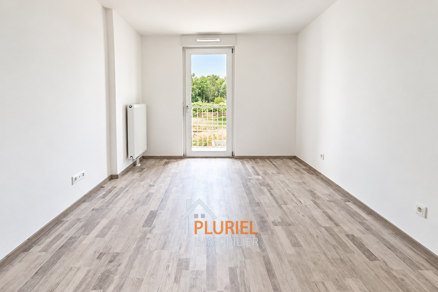 Pièce vide baignée de lumière naturelle (1)