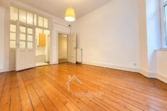 Pièce vide lumineuse au parquet chaleureux