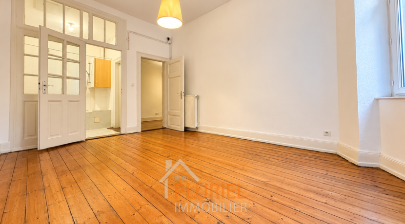Pièce vide lumineuse au parquet chaleureux