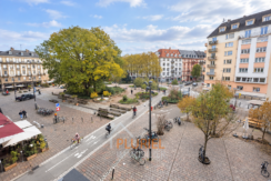 Place européenne animée à l’automne