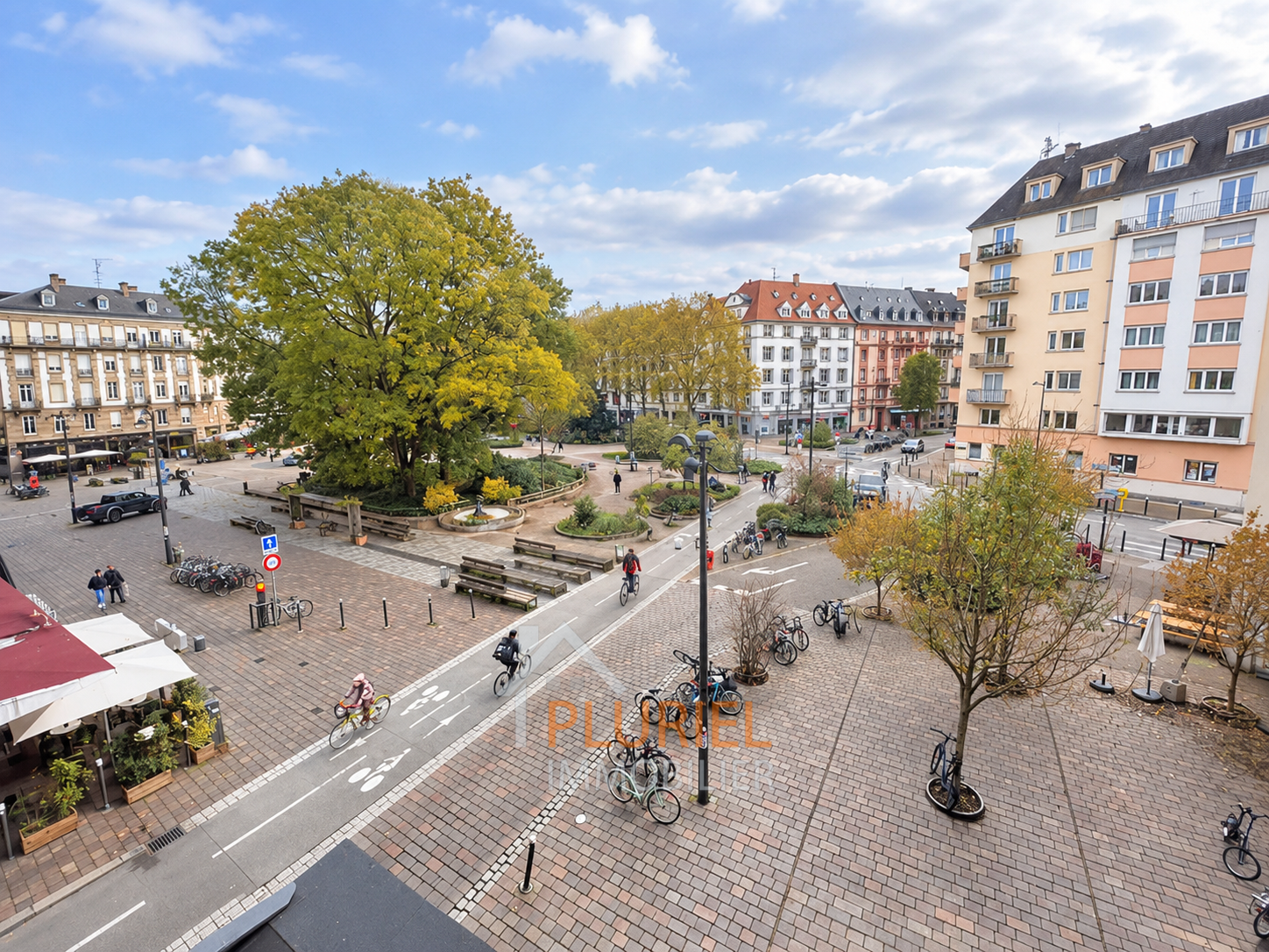 Place européenne animée à l’automne
