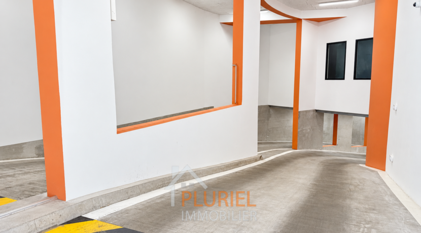 Rampe de parking moderne aux accents orange (1)