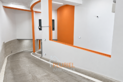 Rampe de parking moderne aux accents orange