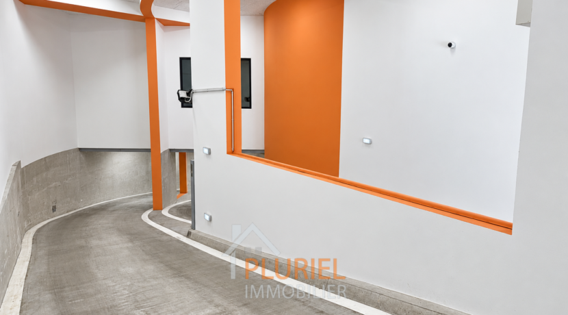 Rampe de parking moderne aux accents orange
