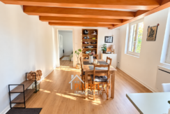 Salle à manger scandinave baignée de soleil (1)