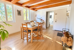 Salle à manger scandinave baignée de soleil