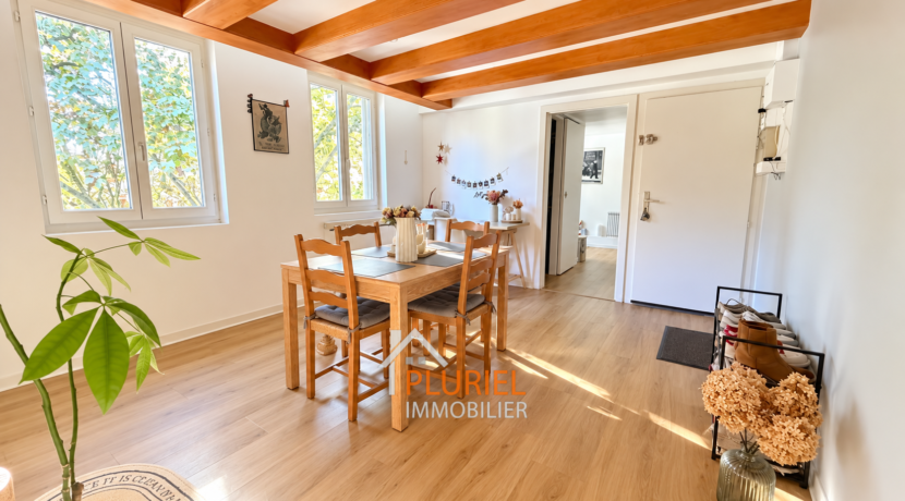 Salle à manger scandinave baignée de soleil