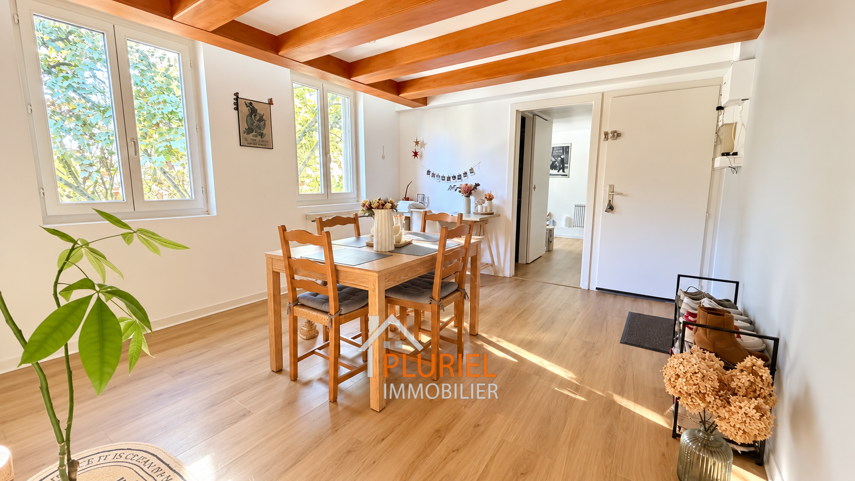 Salle à manger scandinave baignée de soleil