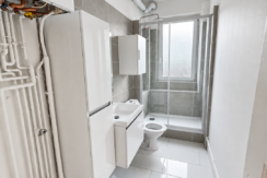 Salle de Bain Moderne et Lumineuse