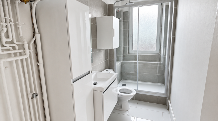 Salle de Bain Moderne et Lumineuse