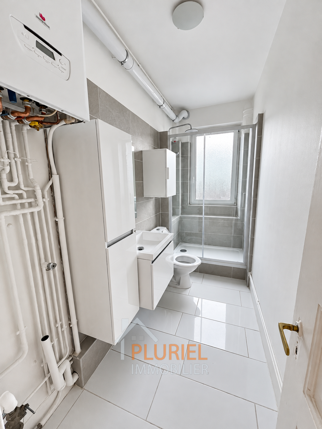 Salle de Bain Moderne et Lumineuse