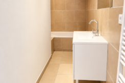 Salle de bain étroite moderne et chaleureuse