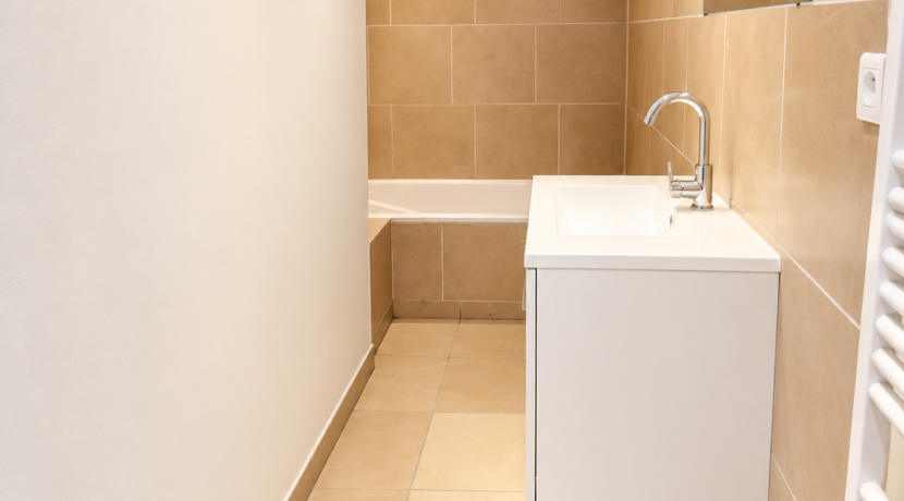 Salle de bain étroite moderne et chaleureuse