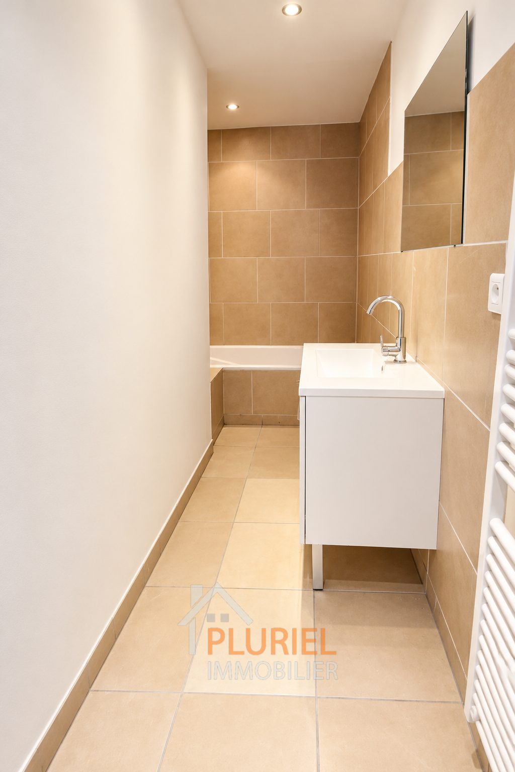 Salle de bain étroite moderne et chaleureuse