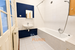 Salle de bain lumineuse aux accents bleu marine