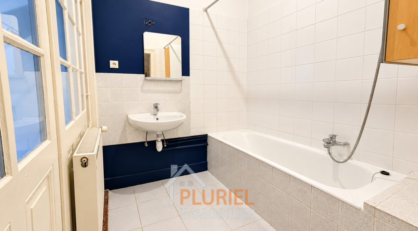 Salle de bain lumineuse aux accents bleu marine