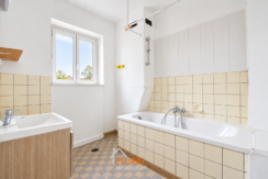 Salle de bain lumineuse et épurée
