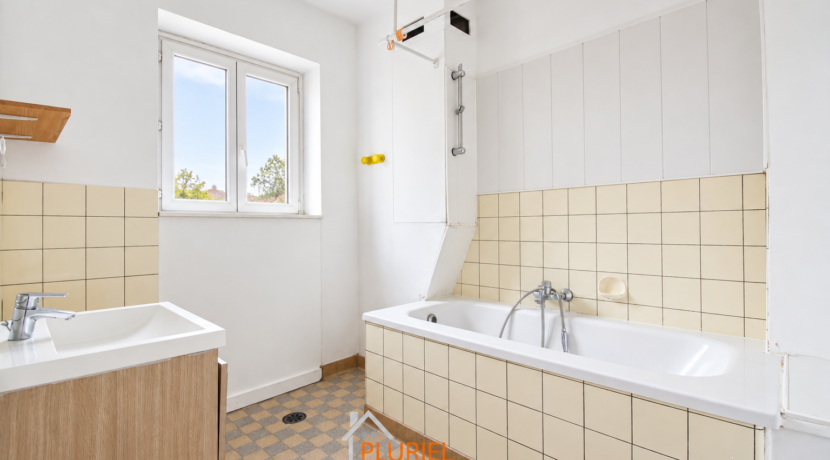 Salle de bain lumineuse et épurée