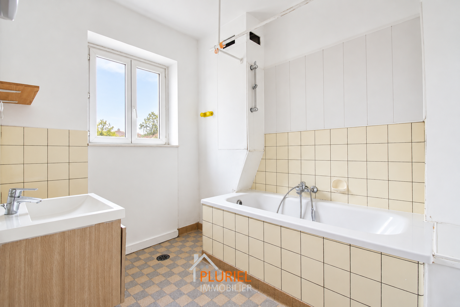 Salle de bain lumineuse et épurée