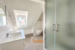 Salle de bain mansardée baignée de lumière
