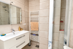 Salle de bain moderne aux tons neutres