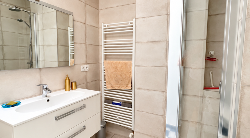 Salle de bain moderne aux tons neutres