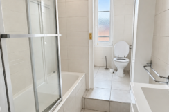 Salle de bain moderne avec baignoire et WC séparés