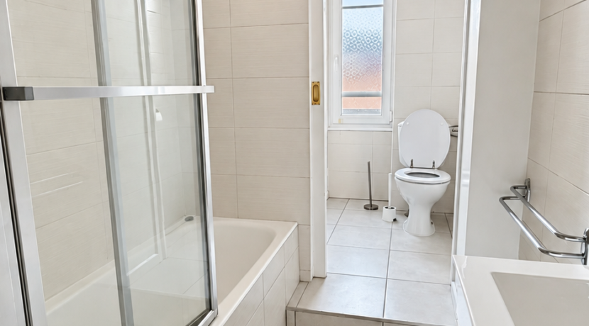 Salle de bain moderne avec baignoire et WC séparés