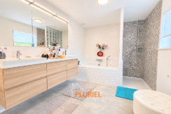 Salle de bain moderne avec fleurs roses