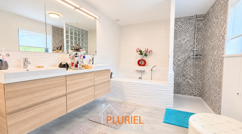 Salle de bain moderne avec fleurs roses