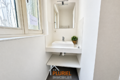 Salle de bain moderne avec vasque et miroir
