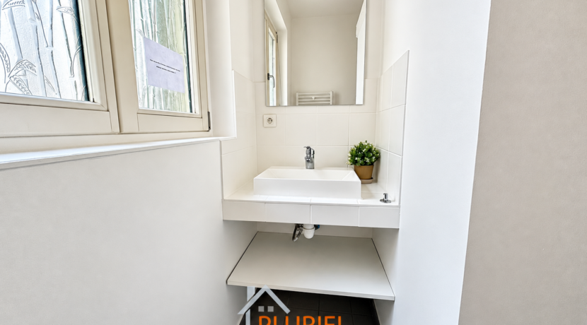 Salle de bain moderne avec vasque et miroir