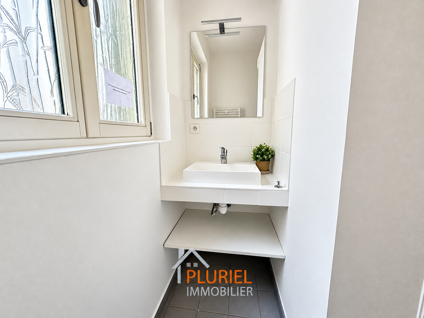 Salle de bain moderne avec vasque et miroir