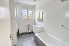 Salle de bain moderne baignée de lumière