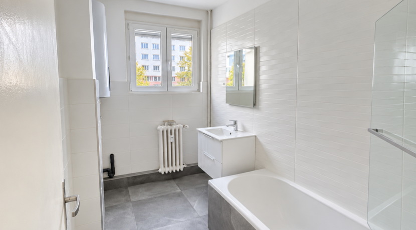 Salle de bain moderne baignée de lumière