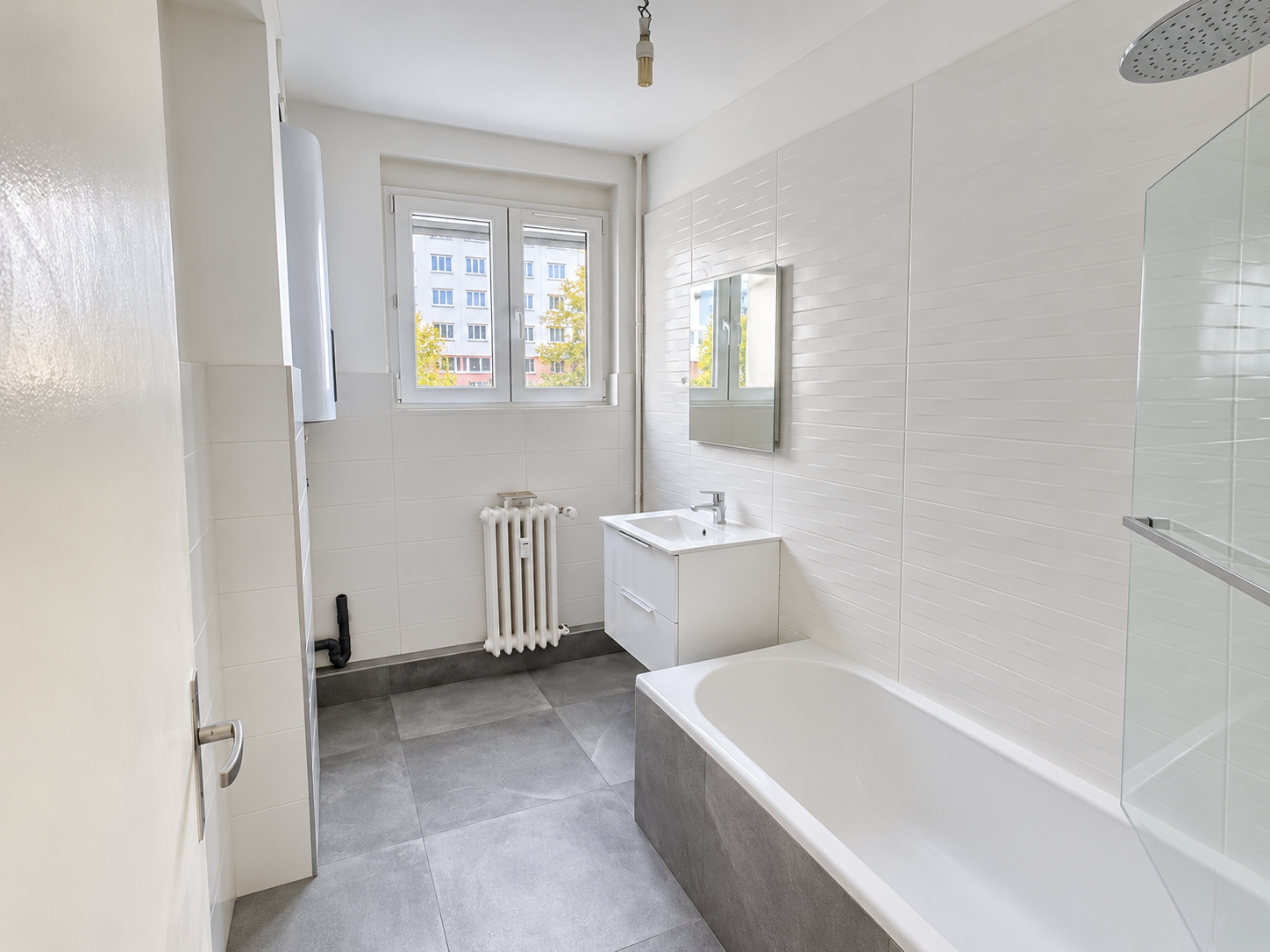 Salle de bain moderne baignée de lumière