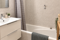 Salle de bain moderne et apaisante