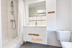 Salle de bain moderne et épurée