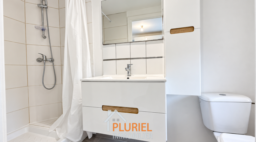 Salle de bain moderne et épurée