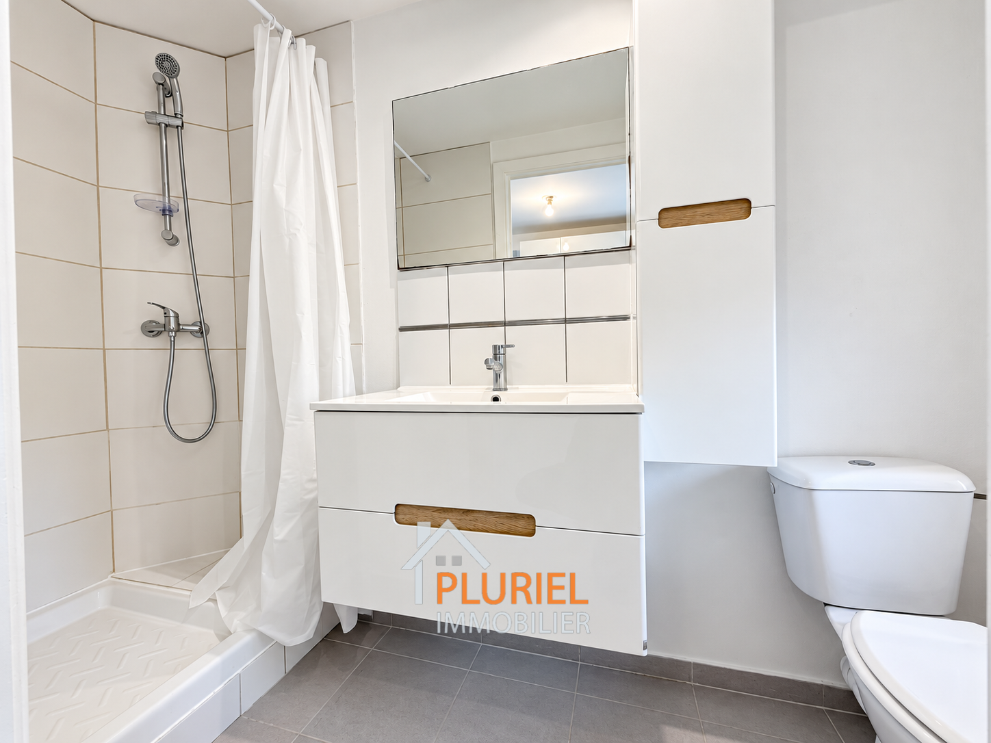 Salle de bain moderne et épurée