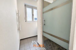 Salle de bain moderne et lumineuse
