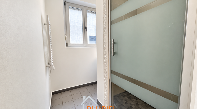 Salle de bain moderne et lumineuse