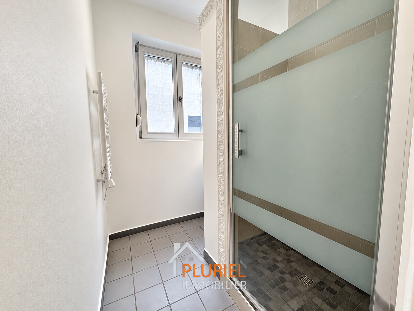 Salle de bain moderne et lumineuse