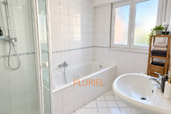 Salle de bain moderne et lumineuse-2