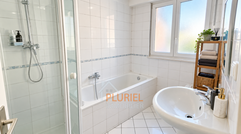 Salle de bain moderne et lumineuse-2