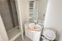 Salle de bain moderne et lumineuse