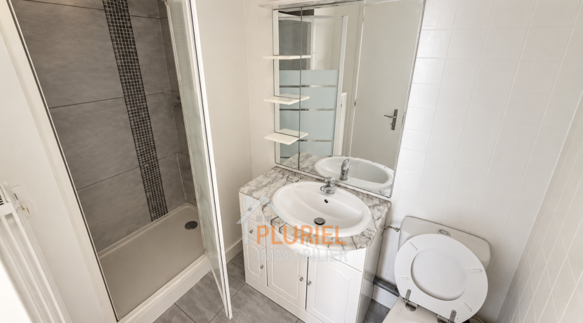 Salle de bain moderne et lumineuse
