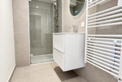 Salle de bain moderne gris et blanc