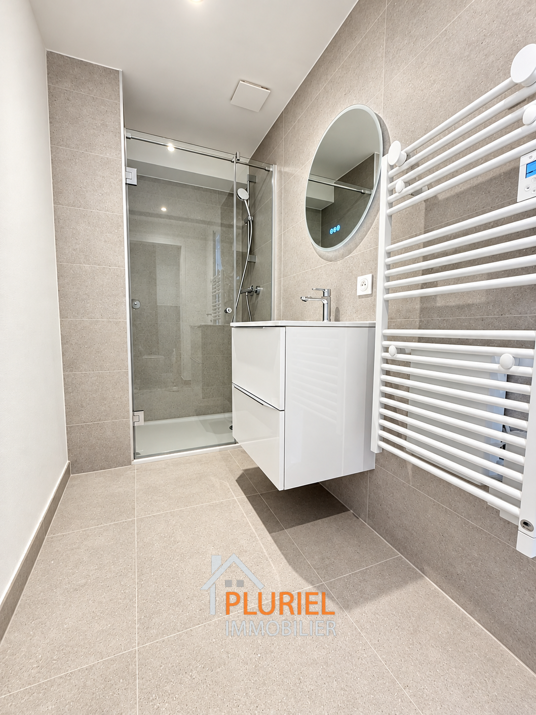 Salle de bain moderne gris et blanc