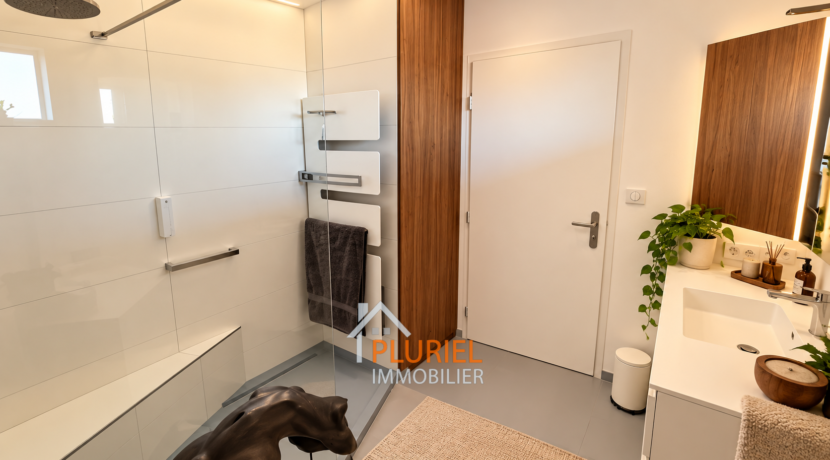 Salle de bain scandinave chaleureuse et moderne